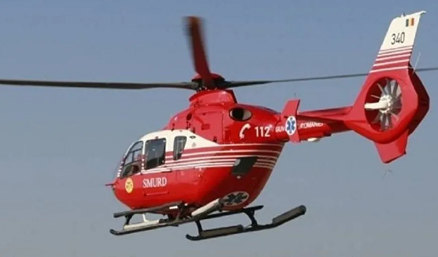Un bărbat a fost preluat în stare gravă de elicopterul SMURD după ce a căzut de pe casă
