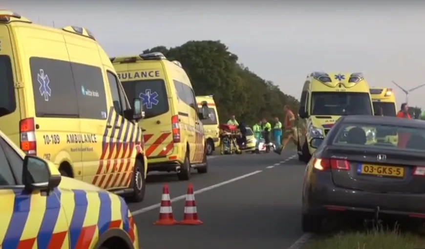 Microbuz implicat în accident, în Olanda. Două persoane au murit şi alte şapte au fost rănite. MAE:Nu sunt români printre victime VIDEO