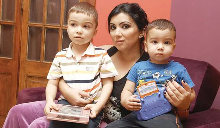 Adriana Bahmuţeanu nu şi-a mai văzut copiii de două luni: „Băieţii sunt la Prigoană, i-am îmbrăţişat prin gardul de fier”