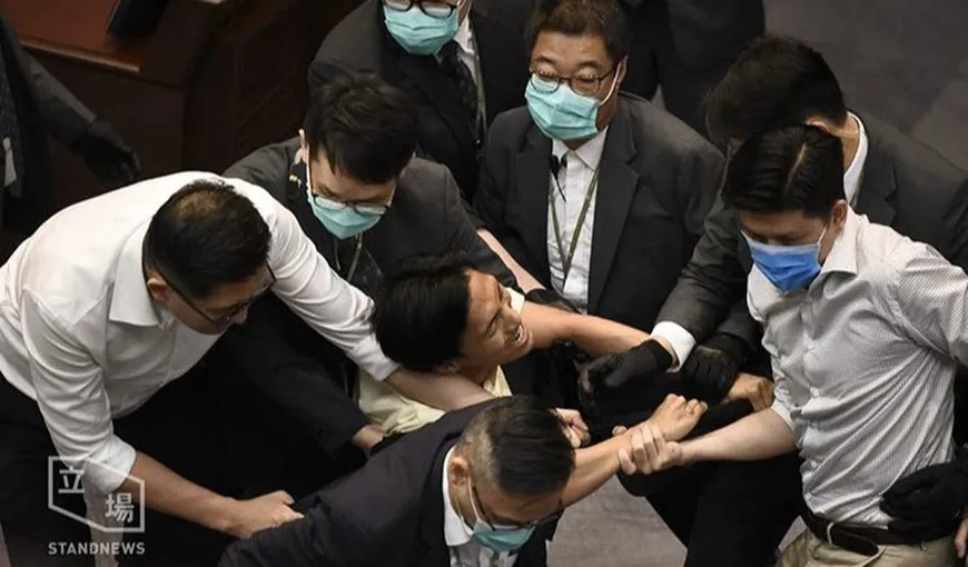 Haos în Parlament, bătaie ca-n filme între deputaţii din Hong Kong. Imaginile fac înconjurul lumii VIDEO