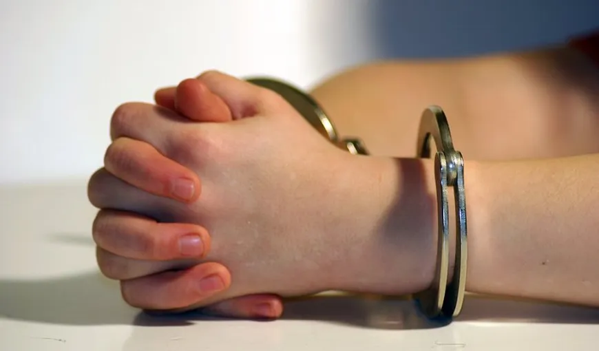 Femeie din Suceava, arestată pentru trafic de influenţă şi înşelăciune