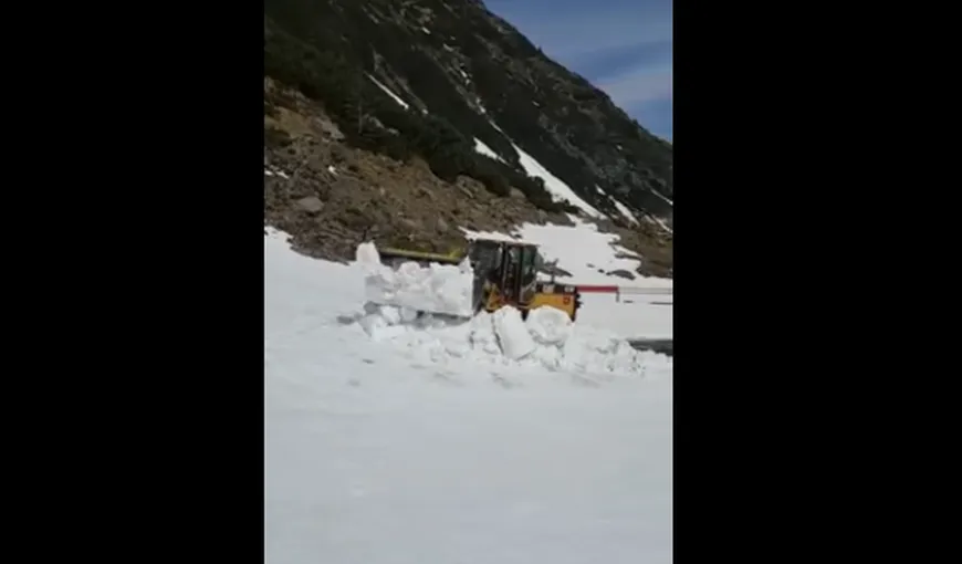 Operaţiune dificilă de deszăpezire pe Transfăgărăşan. Stratul de zăpadă depăşeşte şase metri VIDEO