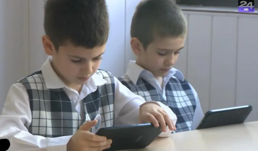 La limita sărăciei! Un elev din Craiova ştie doar de la televizor ce înseamnă şcoala online: „Nu prea mai învăţ, dar învăţ…”