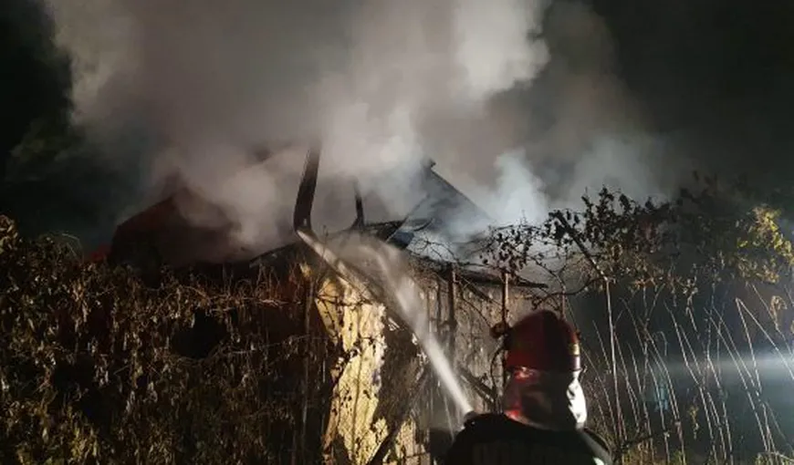 Incendiu puternic în Prahova. 32 de pompieri au intervenit