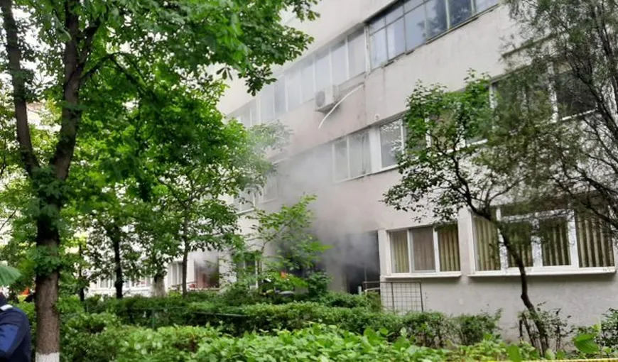 Explozie urmată de incendiu la un bloc cu 10 etaje. Pompierii au intervenit de urgenţă VIDEO