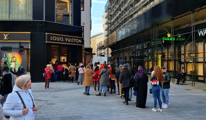 Coadă la Louis Vuitton în centrul Vienei, după redeschiderea magazinelor