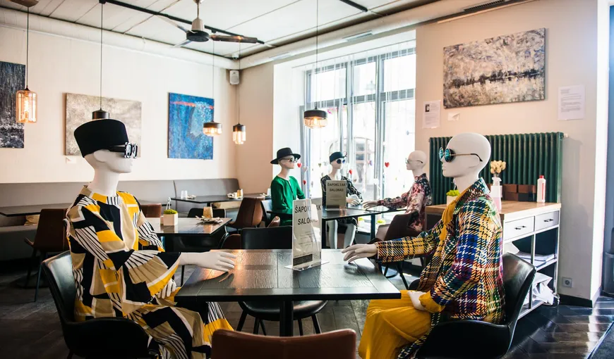 Metodă inedită de distanţare în restaurantele din capitala Lituaniei: manechine aşezate la mese, printre clienţi