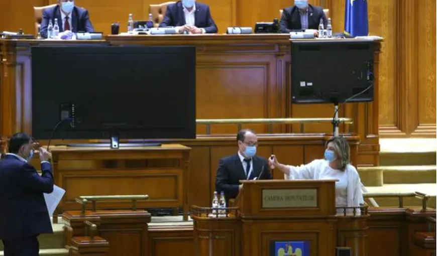 Microfonul a fost DEZINFECTAT în Parlament, după ce Marcel Ciolacu nu a purtat mască