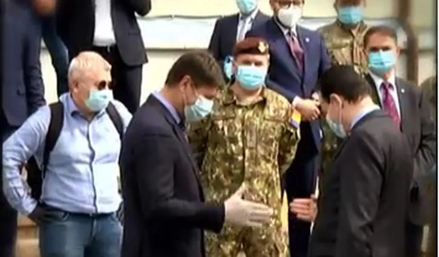 Premierul Ludovic Orban a inventat un nou tip de salut pentru perioada de pandemie VIDEO