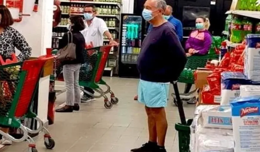 VIRAL Cine este bătrânelul aşezat cuminte la coadă într-un magazin. Fotografia a făcut ocolul internetului