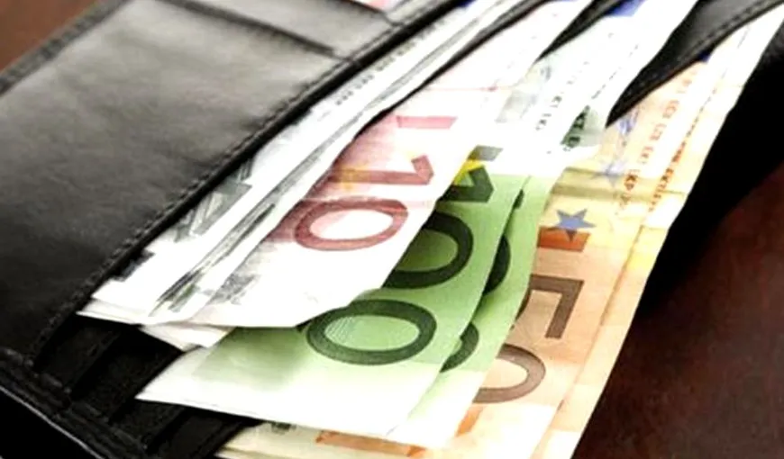 S-A ARS RĂU! Ce a făcut o femeie care a găsit un portofel cu 1.800 DE EURO într-o benzinărie de pe Autostrada Soarelui. Aşa nu!