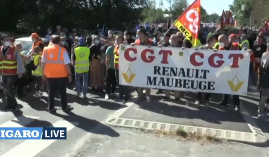 Protest URIAŞ în faţa fabricii Renault: Muncitorii, nemulţumiţi că vor fi mii de CONCEDIERI VIDEO