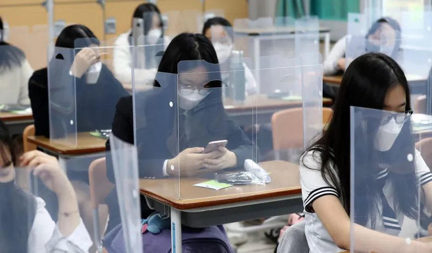 Elevii din Coreea de Sud s-au întors la şcoală. Soluţia incredibilă prin care se protejează de infectarea cu coronavirus