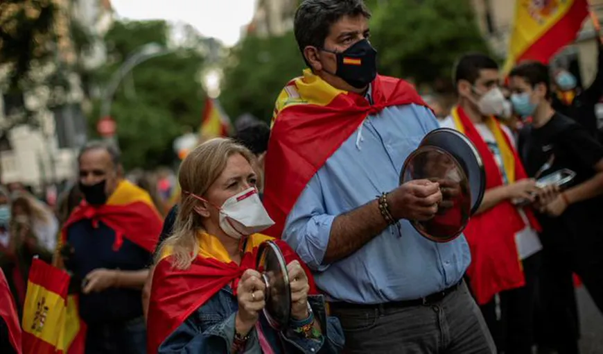 Spania prelungeşte restricţiile până pe 6 iunie, în ciuda protestelor populaţiei. Opoziţia acuză guvernul că ruinează economia