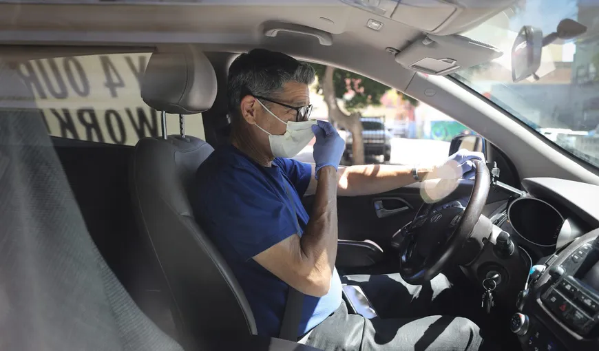 Uber le impune atât şoferilor, cât şi clienţilor să poarte măşti pe tot parcursul cursei