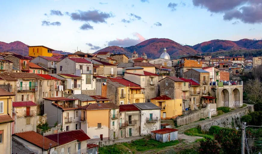 Un oraş din Italia, cu zero cazuri de coronavirus, vinde case cu UN dolar. Care este condiţia