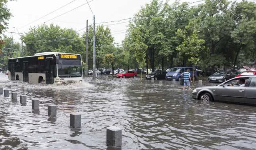 Ploi toreţiale, vânt puternic şi căderi de grindină în Bucureşti în următoarele ore. Prognoza meteo actualizată