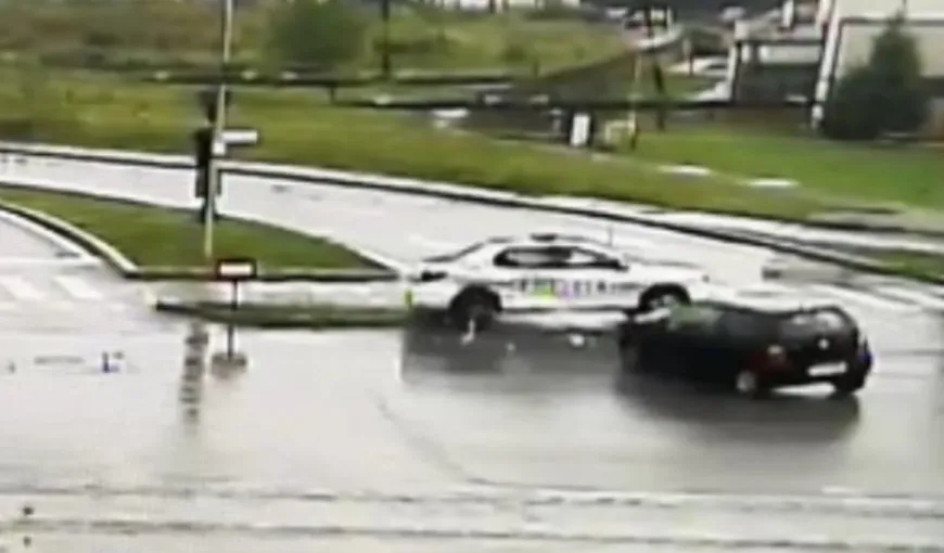 VIDEO Accident grav în Timişoara! O maşină de poliţie a fost lovită de o şoferiţă neatentă