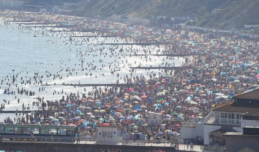O jumătate de milion de oameni pe plajele din sudul Angliei. Autorităţile au declarat „incident major” VIDEO