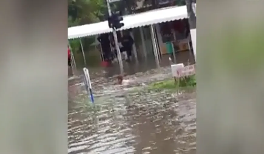 Bărbat filmat în timp ce înota pe strada inundată! Reacţii pe Facebook: „Primarul de Smart City Slobozia redeschide piscinele” VIDEO