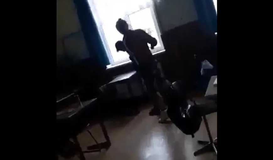 Un elev a fost snopit în bătaie chiar în sala de clasă. Copilul voia să se pregătească pentru Evaluarea Naţională