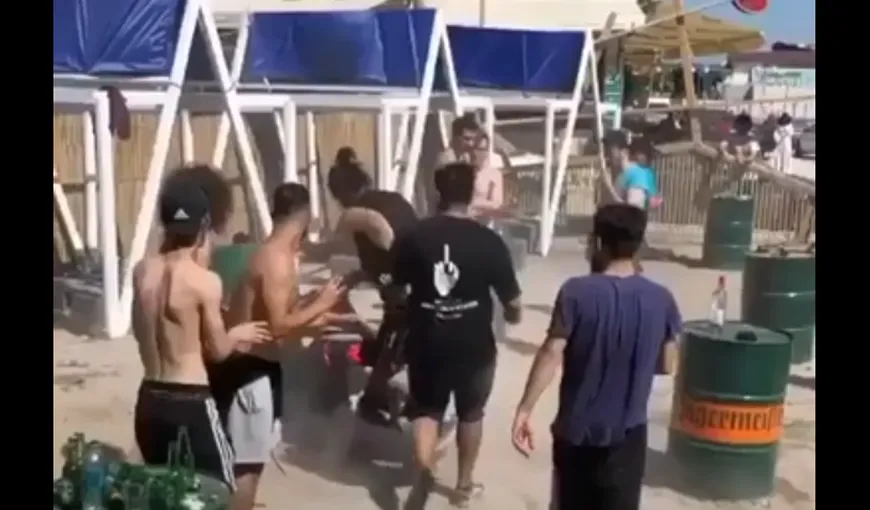 Bătaie în Vama Veche. Tinerii şi-au împărţit pumni şi picioare pe plajă VIDEO