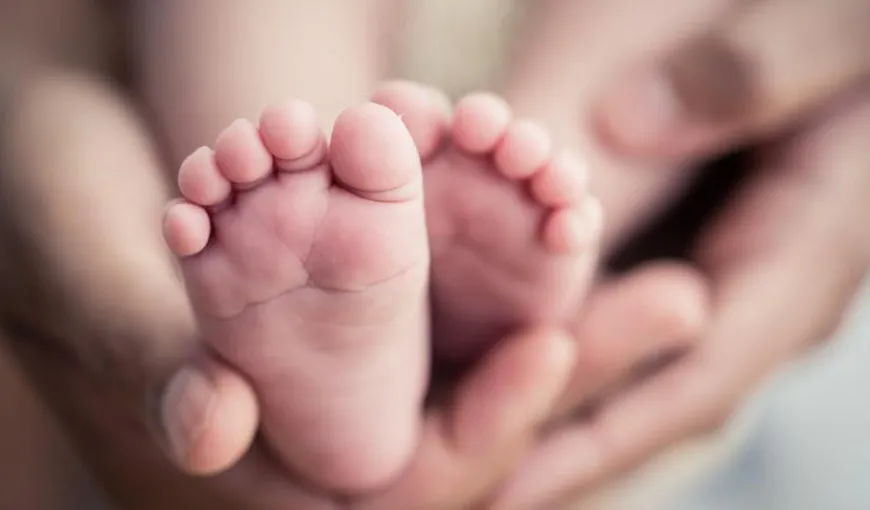 Un bebeluş în vârstă de 13 zile a murit din cauza COVID-19 într-un spital britanic