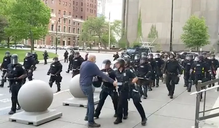 VIDEO şocant la protestele din SUA. Un bătrân de 75 este agresat violent de poliţie şi trântit la pământ, ofiţerii au fost suspendaţi