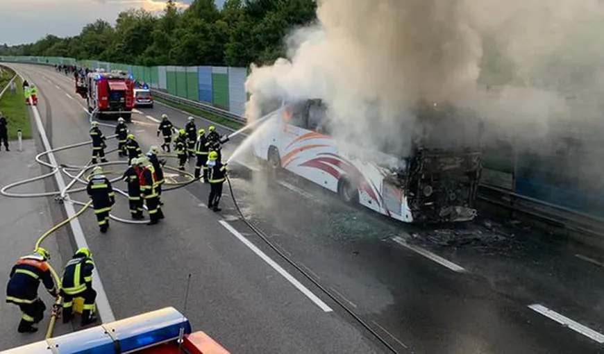Un autocar plin cu români a ars ca o torţă pe o autostradă din Austria. 49 de persoane se aflau înăuntru