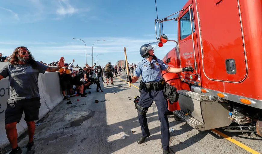 Imagini şocante de la violenţele din SUA. Un camion a forţat intrarea în mulţime, la Minneapolis, şoferul a fost arestat VIDEO