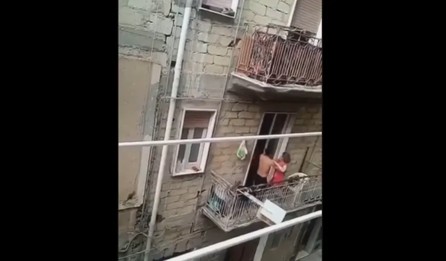 Scena balconului reinterpretată. Un cuplu de români din Italia a încins un dans de zile mari, pe muzică de petrecere VIDEO