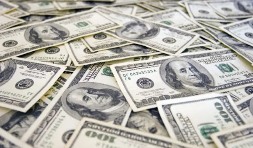 Analiză Bloomberg: Era dolarului ca monedă de rezervă pe cale să fie încheiată