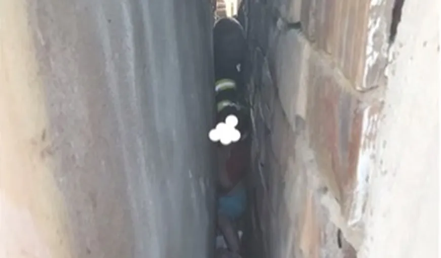 Fetiţă de 3 ani, blocată între doi pereţi între care intrase să se joace