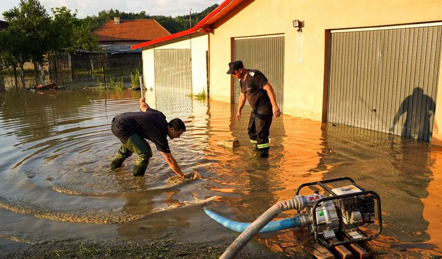 Ploile torenţiale au făcut ravagii în ţară. Zeci de curţi şi locuinţe au fost inundate