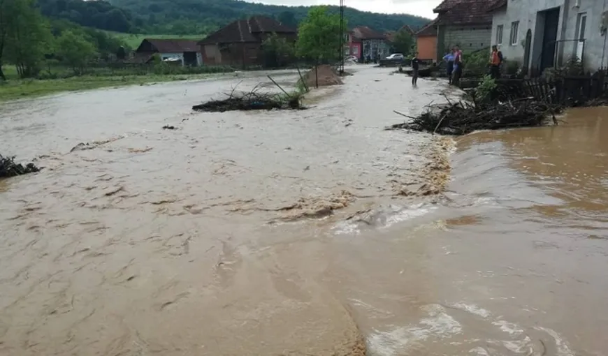 Vremea rea a făcut DEZASTRU în 23 de judeţe. 500 de case inundate, şase persoane evacuate şi trafic întrerupt pe drumuri naţionale