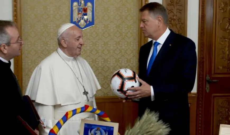 Klaus Iohannis: Salut iniţiativa de a oferi publicului imaginea Papei Francisc