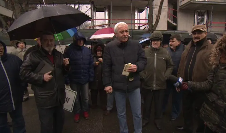 Protest în faţa casei lui Ion Iliescu, la 30 de ani de la Mineriadă. Protestatarii i-au adus panseluţe VIDEO