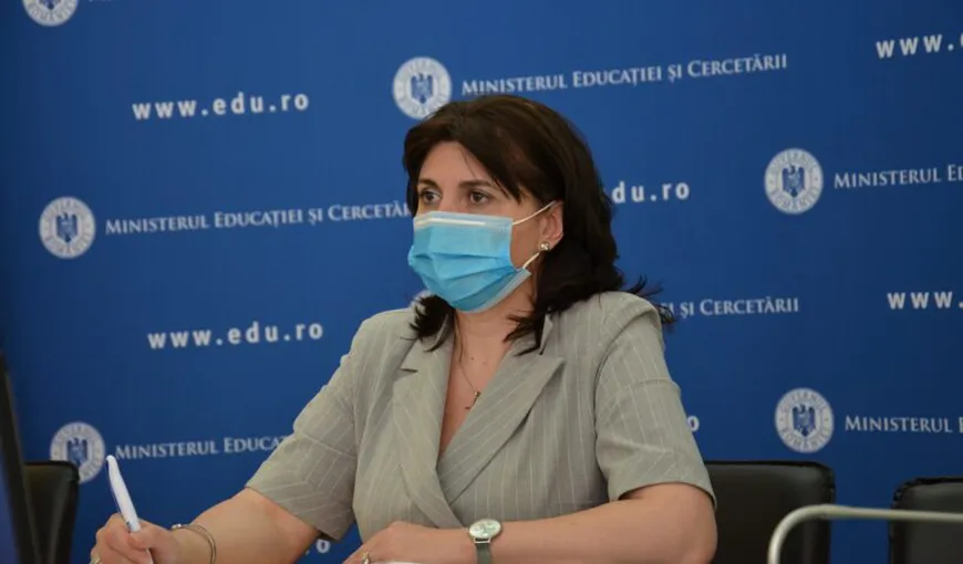 Anisie: „Autorităţile au achiziţionat 500.000 de tablete şi 70.000 de laptopuri”. Ministrul nu ştie, însă, când vor ajunge la elevi