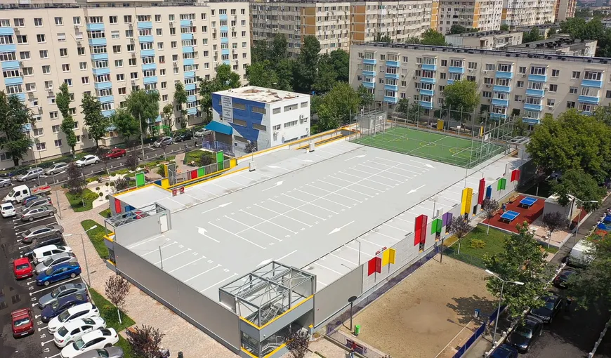 Parcarea supraetajată cu teren de sport pe acoperiş, inaugurată în Sectorul 4