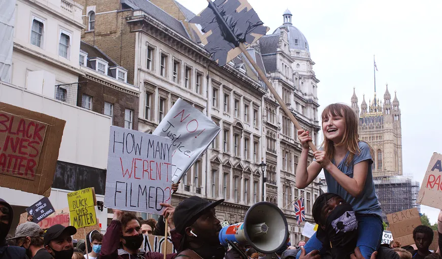 Proteste violente în Londra! Poliţia ia măsuri VIDEO