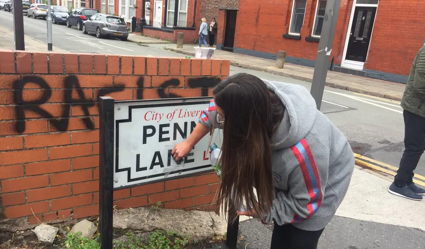 Anti-rasiştii depăşesc limita. Plăcuţele străzii Penny Lane, evocată de Beatles, vandalizate din cauza unor eronate legături cu sclavia