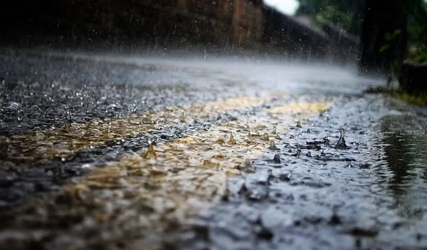 Ploi torenţiale, grindină şi vijelii în aproape toată ţara, inclusiv în Bucureşti. A fost emisă o nouă alertă COD PORTOCALIU