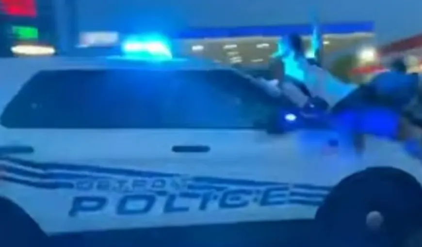 Imagini incredibile din SUA. O maşină de poliţie intră cu viteză într-un grup de protestatari VIDEO