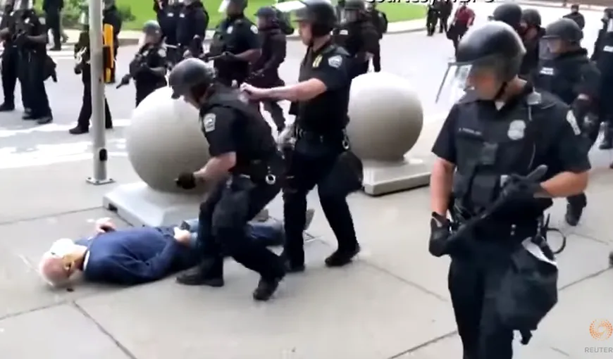 Autorităţile new-yorkeze cer demiterea unor ofiţeri de poliţie care au trântit un bărbat în vârstă, în timpul protestelor VIDEO