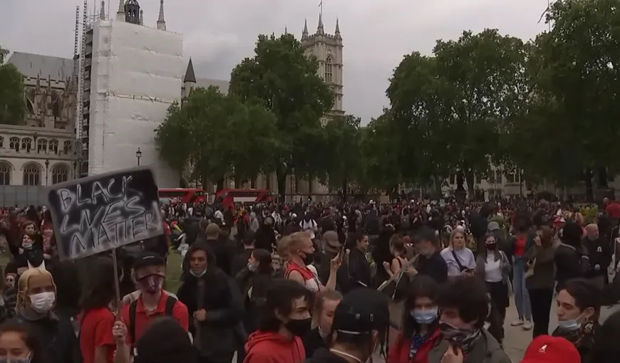 Proteste violente în centrul Londrei. Manifestanţii au atacat forţele de ordine VIDEO