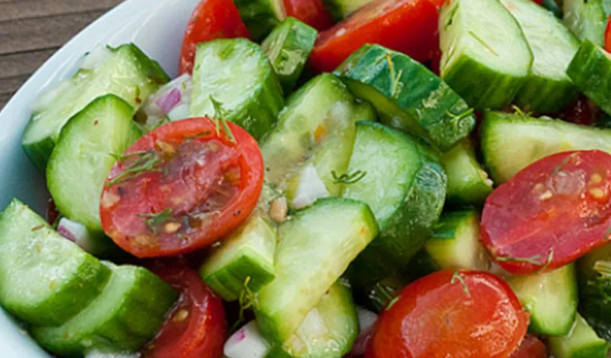 Greşeala banală din salate! De ce nu este bine să mâncăm salată de roşii cu castraveţi şi ceapă