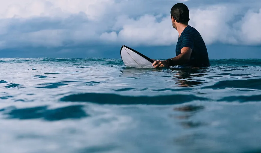 Au făcut surf pe lângă moarte. Imagini incredibile surprinse de o dronă, în mijlocul oceanului VIDEO
