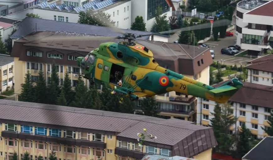 Flori aruncate din avioane şi elicoptere peste Spitalul Judeţean Bacău. Care este scopul misiunii inedite