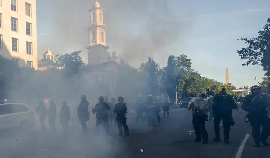Plângere împotriva lui Donald Trump. Pentru ca acesta să meargă la biserică, manifestanţii au fost împrăştiaţi cu gaze lacrimogene