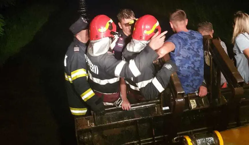 O maşină a fost surprinsă de viitură în Botoşani. Mai multe persoane, salvate de pompieri VIDEO